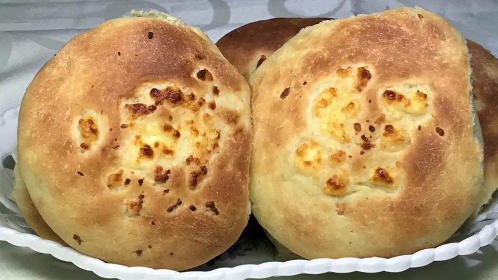 como se prepara Pan Casero Extra Esponjoso con Costra de Queso paso 1 Receta Pan Casero Sarnoso con queso